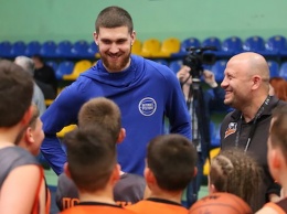 Игрок НБА Святослав Михайлюк встретился с юными баскетболистами в Черкассах: фото и видео