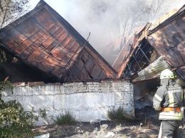 В Днепре на территории завода загорелось здание