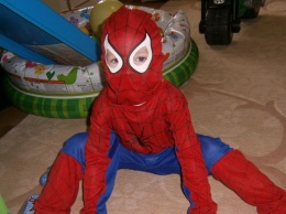4-летний житель Тбилиси в костюме "Человека-паука" выжил после падения с 8-го этажа