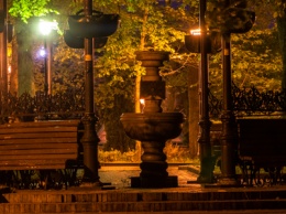 Особый взгляд: Как выглядит одинокий Мариинский парк в свете фонарей