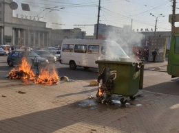 В Днепре возле ж/д вокзала сожгли мусорные баки