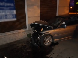 BMW на скорости влетел в дом в Приморском районе