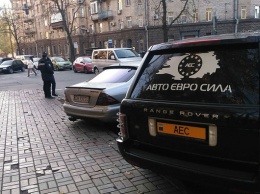 В центре Киева владельцы авто на еврономерах требуют продлить растаможку