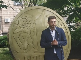 Ведущий телеканала NEWSONE Андрей Павловский стал одним с инициаторов открытия первой в Украине скульптуры гривне