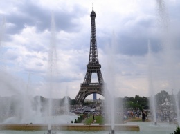 В Париже празднуют 130-летие Эйфелевой башни
