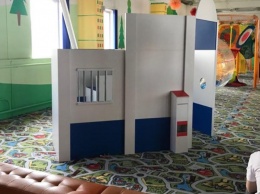 В Абакане открыли детскую игровую зону с "обезьянником"