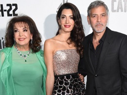 Джордж Клуни со своей женой Амаль и ее мамой Барией Аламуддин на премьере сериала "Уловка-22" в Лондоне
