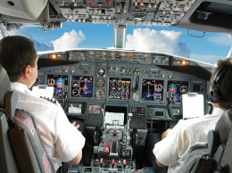 НЛО на бешеной скорости сопровождал самолет: бедные пилоты потеряли дар речи от страха