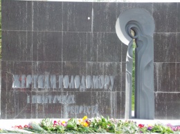 Криворожане возложили цветы к памятнику жертвам голодомора и политических репрессий