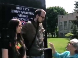 Возле памятника Жукову собрались активисты (видео)