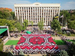 Яркие и красивые: вышиванка мэра Днепра и разрисованный танк