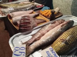 На центральном рынке Каменского торгуют «браконьерской» рыбой