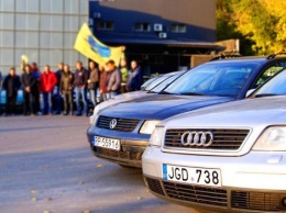 Рада отсрочила еще на три месяца введение штрафов для владельцев авто на еврономерах