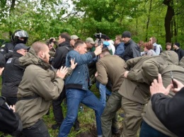 На незаконной застройке в Протасовом Яру полиция и "титушки" бьют активистов