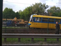 В Киеве на Борщаговке трамвай слетел с рельсов, движение приостановлено. Фото