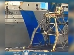 Появилось видео падения моряка из иллюминатора крупнейшей в мире плавбазы