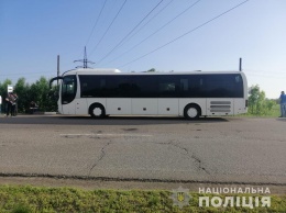 Неадекватный мужчина захватил автобус в Харьковской области (фото, видео)