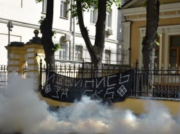 Резиденцию Гундяева в Москве забросали дымовыми шашками