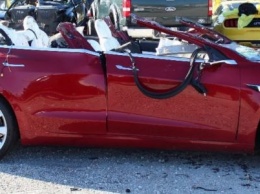 В США погиб водитель Tesla, влетев под грузовик: причины аварии