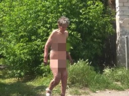 Курьезы: В парке гуляла полностью обнаженная женщина (ФОТО)