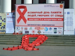 Во Всемирный день памяти людей, умерших от СПИДа, в Одессе раздавали презервативы и проверялись на ВИЧ