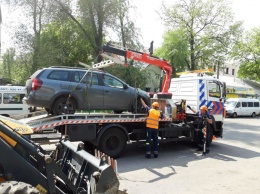 В горсовете Днепра с июля планируют докупить дополнительные эвакуаторы