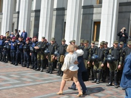 Сладкое от Шкрум, объятия Луценко и Тимошенко нарасхват: самые необычные кадры с Верховной Рады