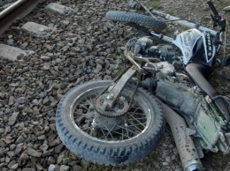 В Новороссийске пассажир мотоцикла погиб в результате столкновения с поездом