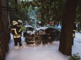 В Киеве во дворе дома подожгли авто (видео)