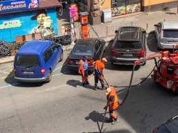 В центре Киева коммунальщики чинят дорогу: перекрыта часть площади