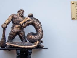 В Киеве на Рыбальском острове появился бронзовый богатырь: где найти новую статуэтку "Шукай" и зачем ее тереть