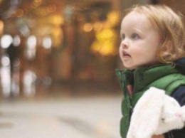 Маленькая девочка потерялась в центре Днепра: она искала маму и папу