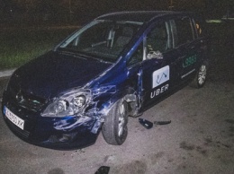 В Киеве на Берковцах пьяный водитель Uber чуть не сбил нескольких человек и влетел в фуру