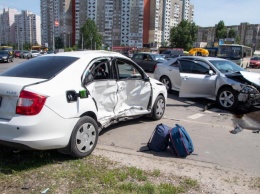 ДТП в Киеве: "Элит такси" снесло Skoda на тротуар, есть пострадавшие