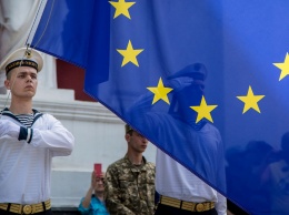 День Европы: в Одессе подняли флаг Евросюза и разрезали огромный торт