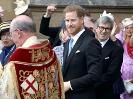 Принц Гарри пришел на свадьбу племянницы королевы без жены
