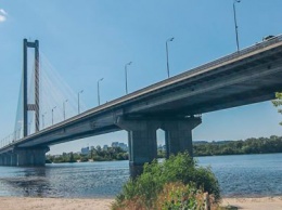 В Киеве школьница собирается спрыгнуть с моста