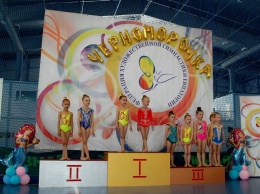 На соревнованиях по гимнастике в Евпатории выступили более 400 юных спортсменок