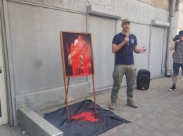 В Одессе облили краской портрет Жукова и призвали не возвращать старое название проспекта