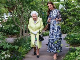 Природные мотивы: Кейт Миддлтон и королева Елизавета II в очаровательных нарядах посетили сад Chelsea Flower Garden