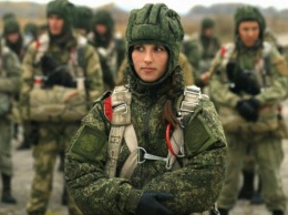 Коня на скаку остановит: Самые красивые и опасные женщины-солдаты России «пленили» иностранцев