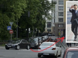 Кортеж Зеленского состоит из пяти автомобилей, сам гарант ездит на черном Mercedes