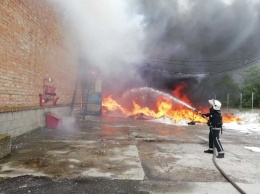 Под Днепром масштабный пожар на заводе: горит производство поролона, - ФОТО