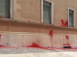 В Греции здание парламента забросали красной краской