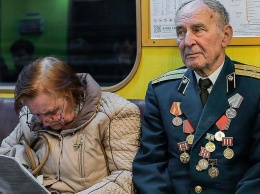 Психолог посоветовала москвичам не уступать места пожилым людям в метро