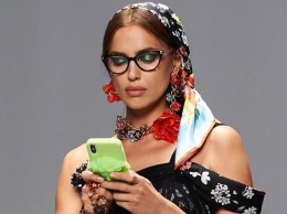 В цветах с ног до головы: чувственная Ирина Шейк блистает в яркой кампании Versace