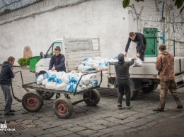 Священники передали заключенным Одесского СИЗО почти тысячу пакетов с едой