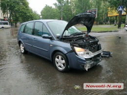 В центре Николаева столкнулись «Рено» и «Фольксваген» - один автомобиль загорелся