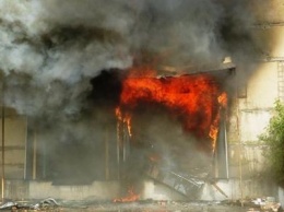Под Днепром 8 часов тушили пожар на складах гречки и поролона