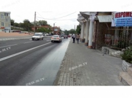 В Мелитополе новую дорогу подмочила вода из теплотрассы (фото, видео)